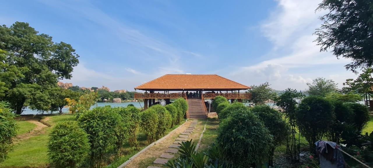 Leo Wodden Resort Hampi Eksteriør billede