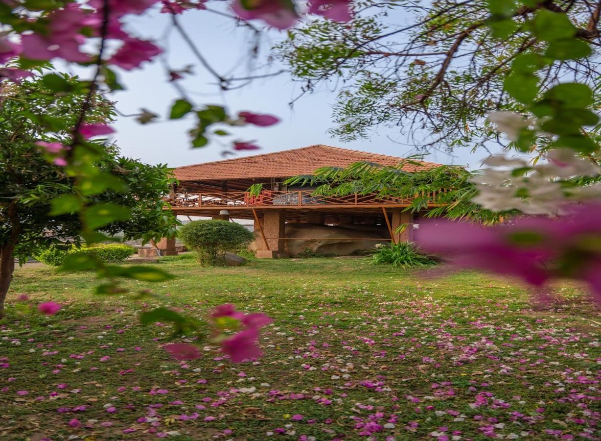 Leo Wodden Resort Hampi Eksteriør billede